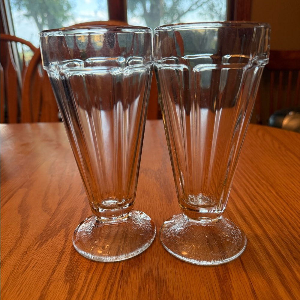 Set of 2 Elegant Vintage Clear Glass Ice Cream Sundae/Milkshake Glasses